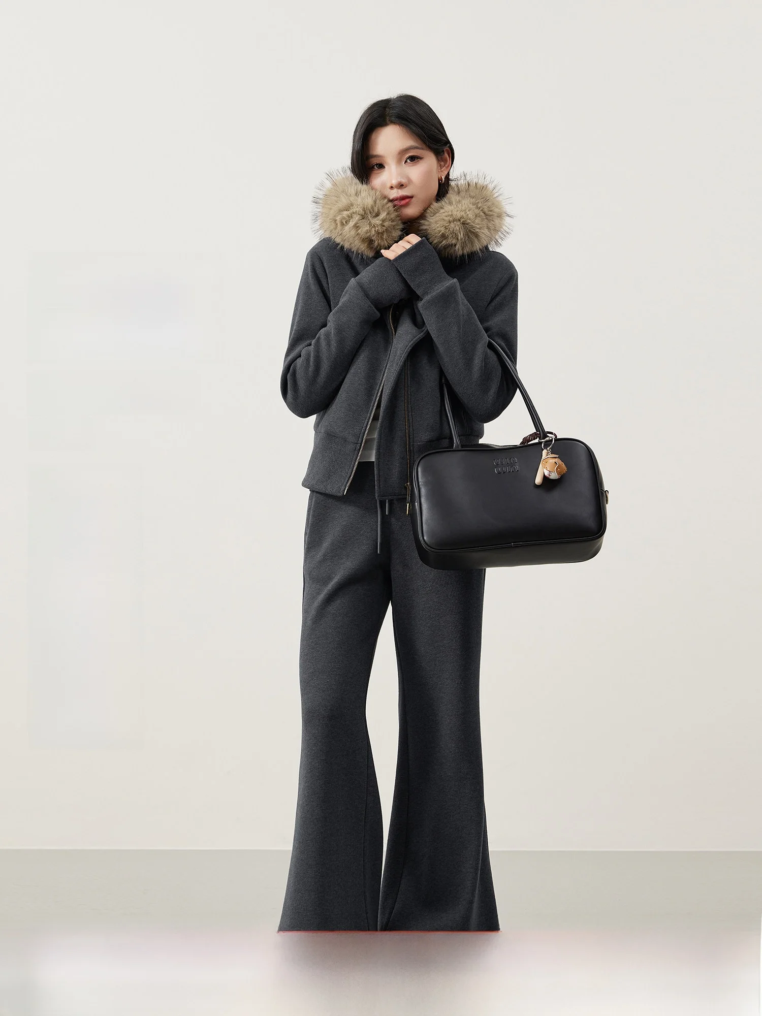 

Американский комплект из двух предметов: свободная куртка с капюшоном и съемным меховым воротником, а также повседневные брюки на флисовой подкладке для женщин