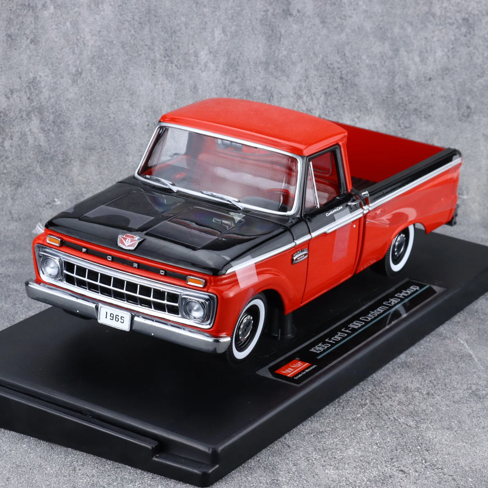 

SunStar 1:18 F-100 CAB 1965 Pickup Simulation Limited Edition All Open Alloy Metal Static Car Model Toy Gift