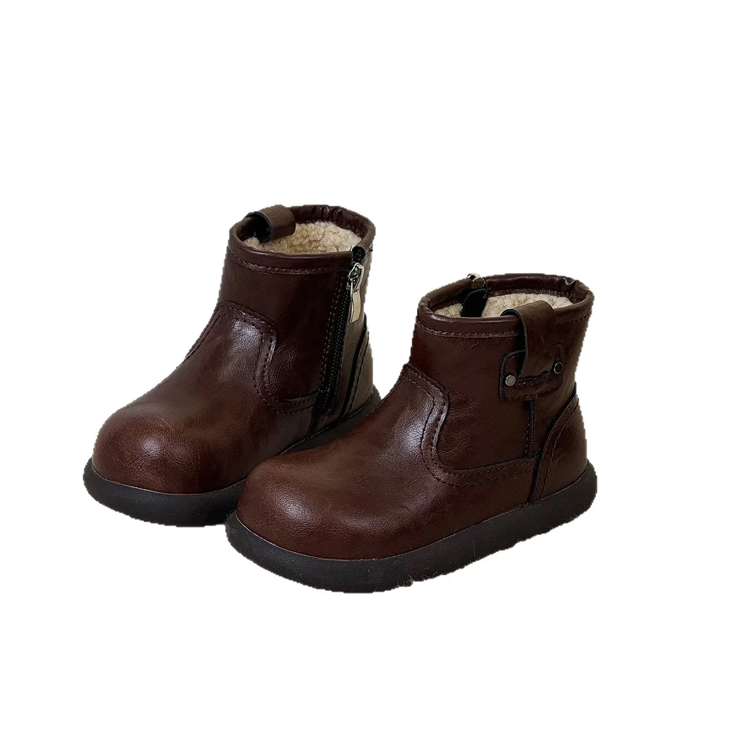 2025 شتاء جديد أحذية الأطفال المألوف الرجعية المخملية الدافئة الفتيات الأحذية الجلدية كعكة الماعز الصوف أحذية بوت قصيرة