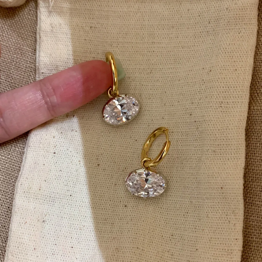 Image of Frische, elegante, schlichte Ohrringe. Ovale Diamant-Anhänger-Ohrringe im High-End-Modestil für Damen, geeignet als tägliche Schmuckgeschenke.