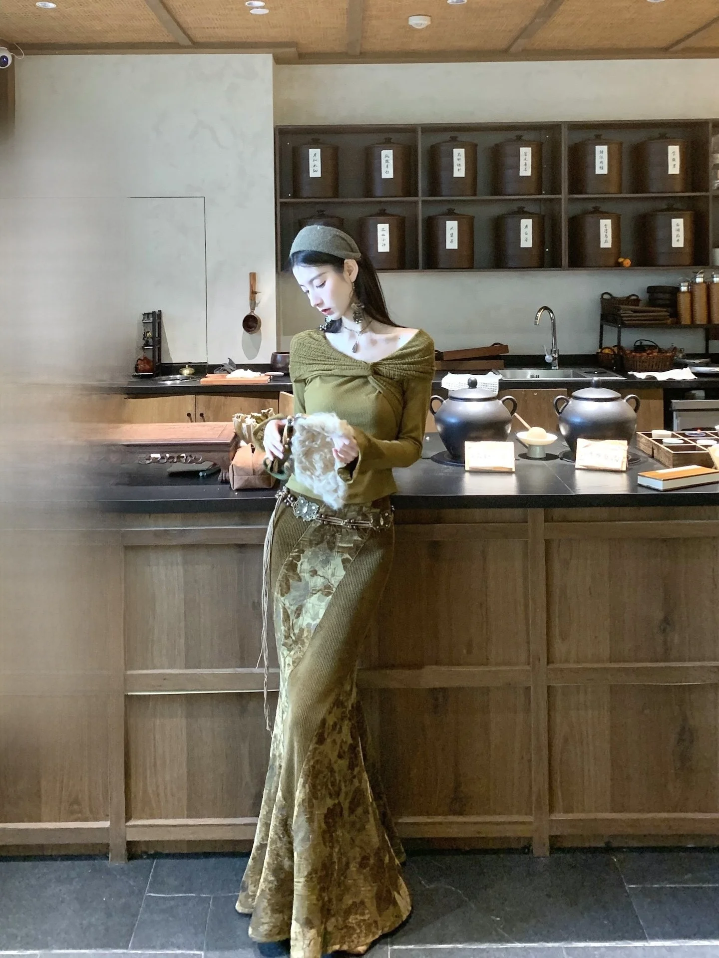 

Комплект из топа с вырезом-колокольчиком и юбки с перекрестным дизайном, женский модный комплект с высокой талией и контрастными вставками