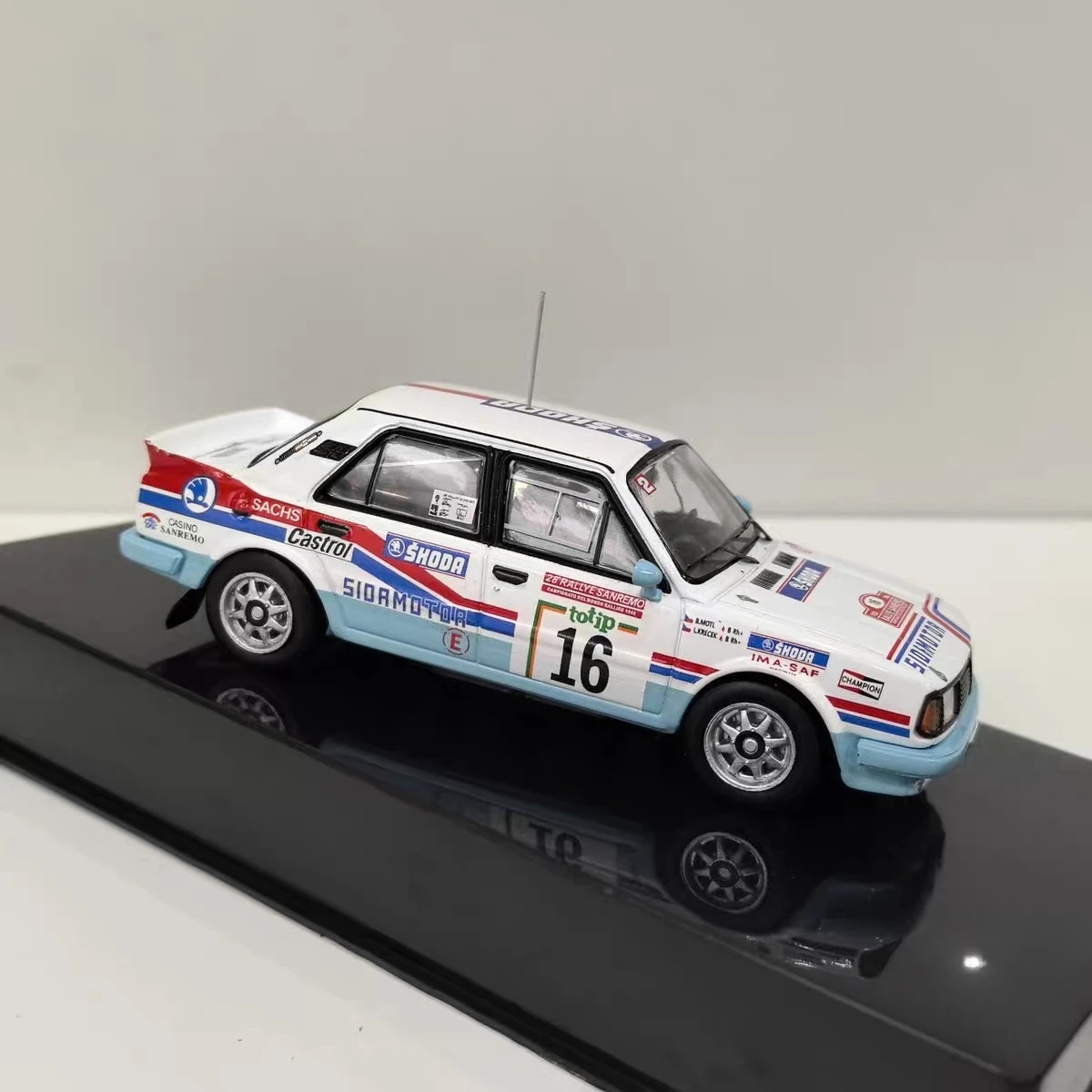 Diecast IXO Escala 1/43 SKODA 130LR # 16 1986 Skoda aleación coche modelo coleccionable juguete regalo recuerdo exhibición ornamento