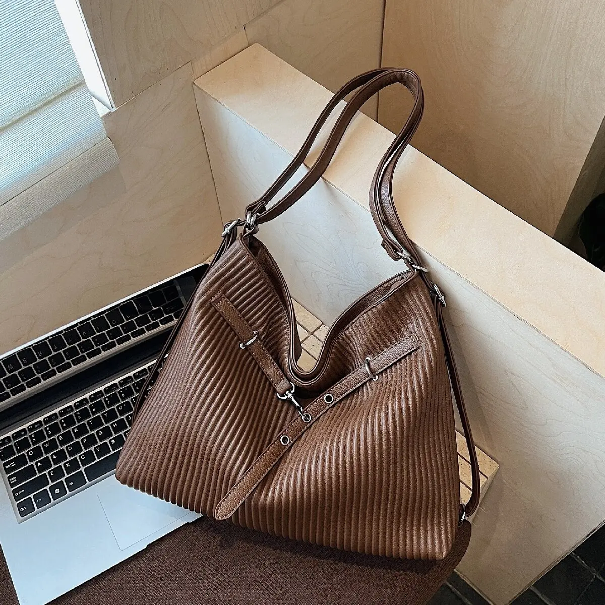 

Женская сумка большой вместимости, новинка 2023 года, простая универсальная плиссированная сумка через плечо, повседневная рабочая сумка на одно плечо