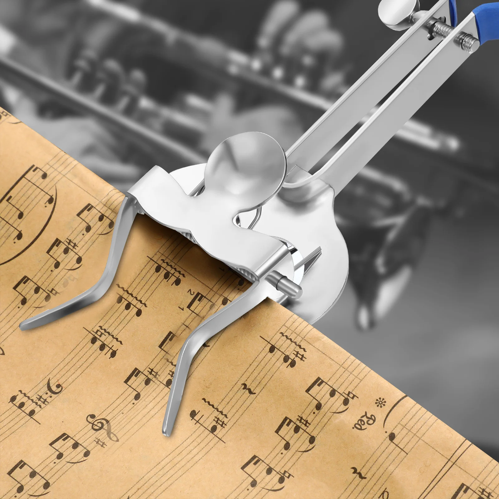 

Metal Sheet Music Clamp Marching Trumpet Music Score Clip with 2 Small Cleaning Brushes Stable Holder for Band Trumpet Players