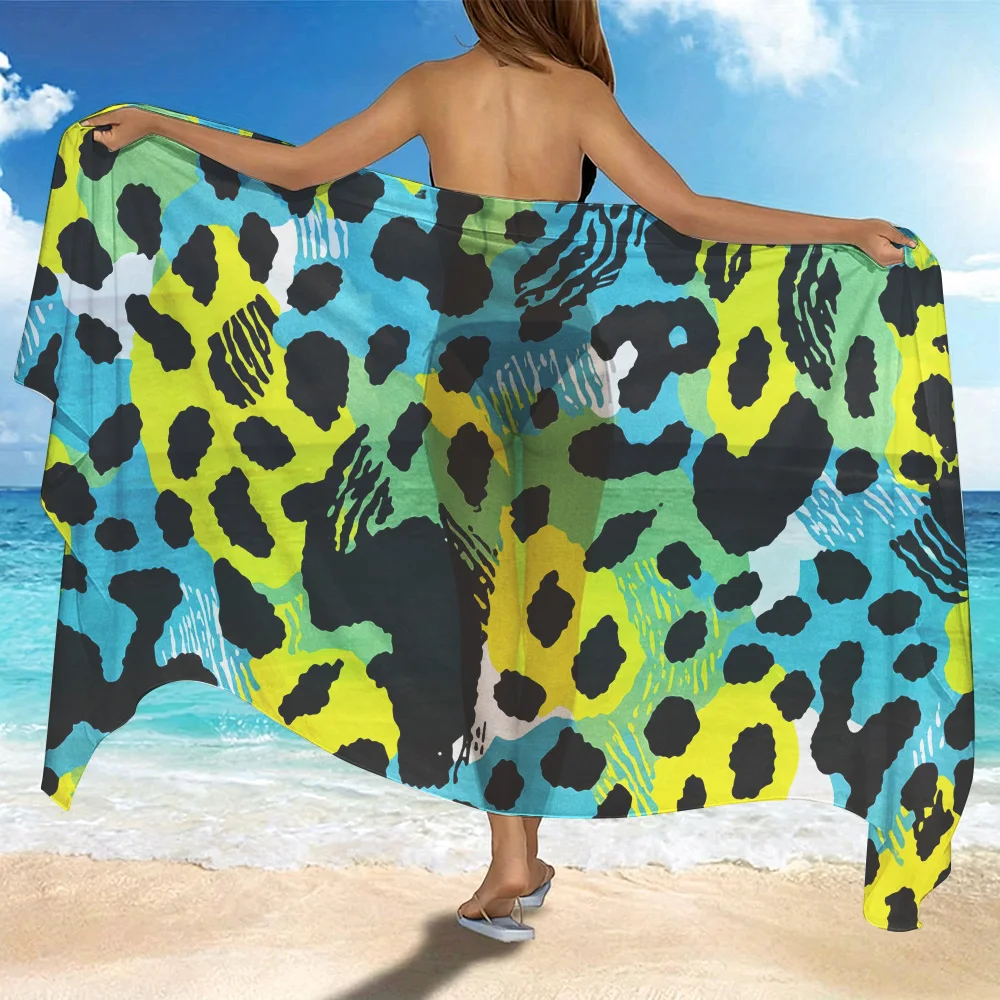 1 falda de playa, toalla de playa, chal de playa. Presenta un motivo de lunares de leopardo negro. El material translúcido es ideal para la playa.