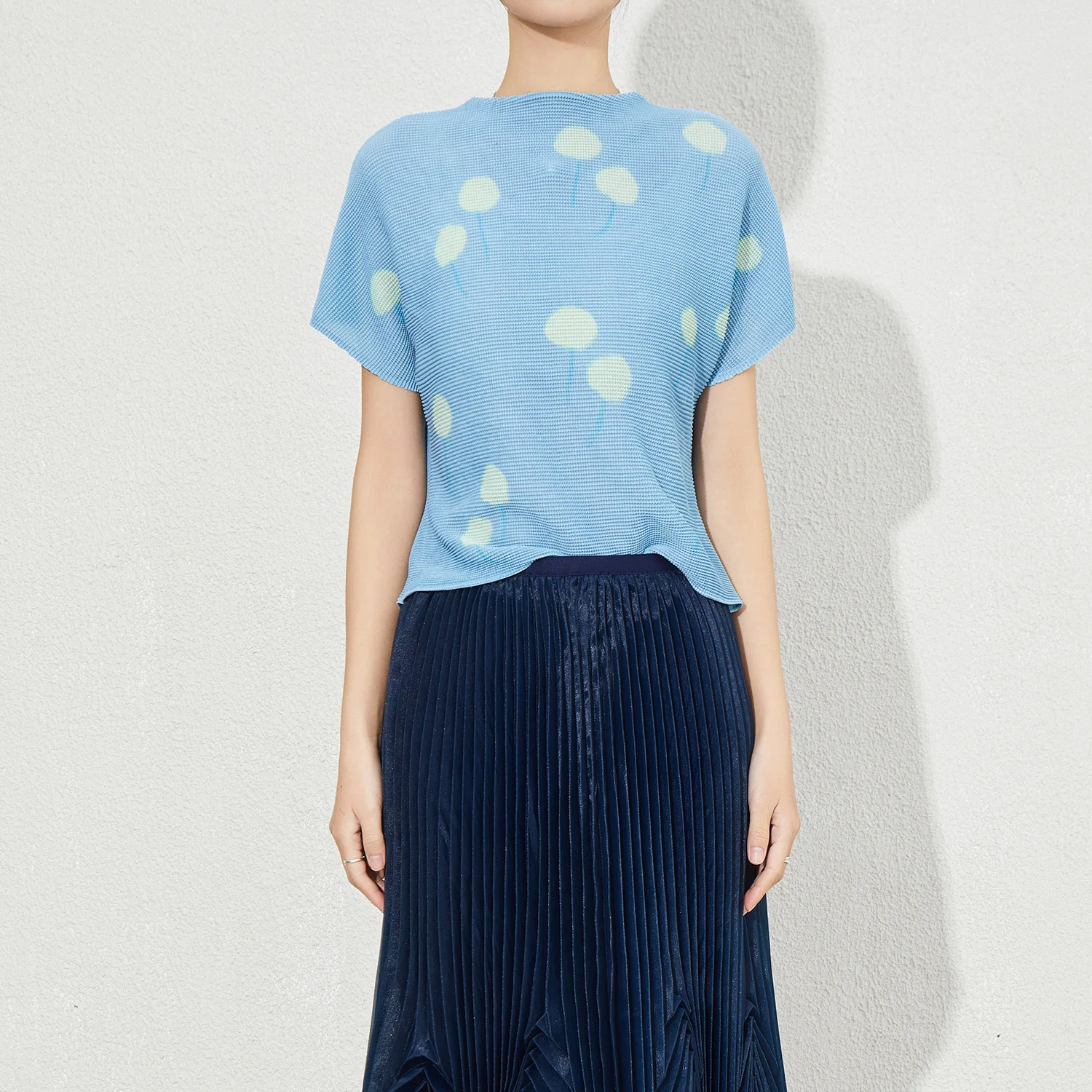 T-shirt con stampa a pieghe Miyake 2025 Estate Nuova camicia antietà alla moda Camicetta ampia a maniche corte