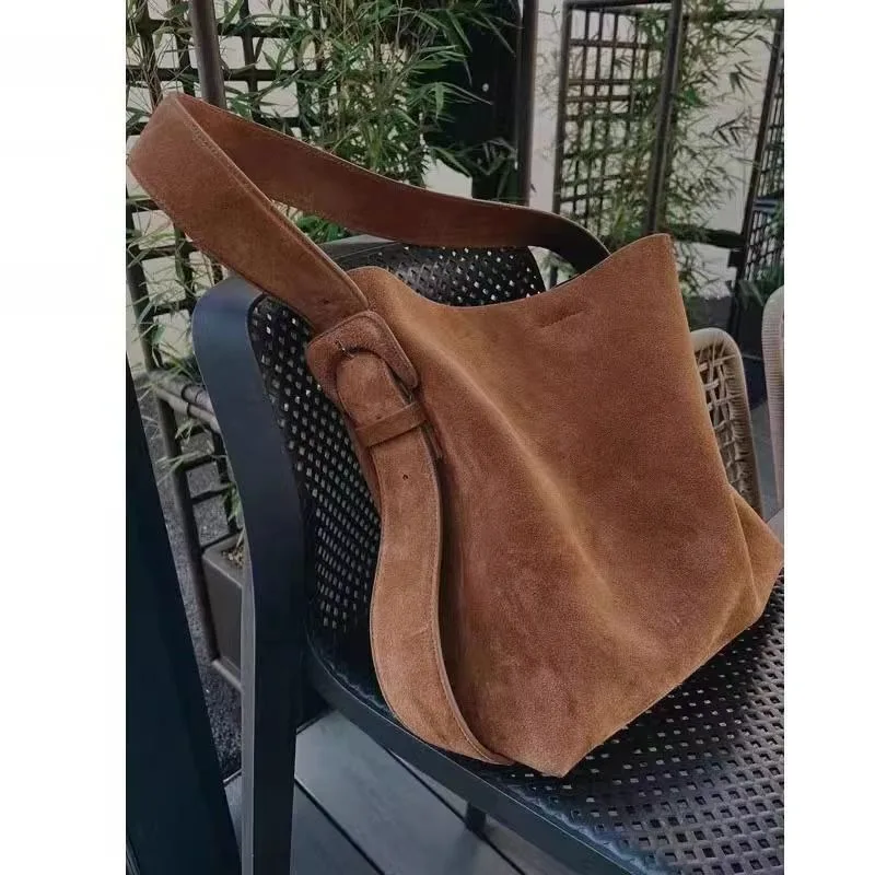 

Maillard Velvet Bucket Bag Women's New College Student Large-capacity Commuting Retro Shoulder Armpit Bag Women's Fashion Simple