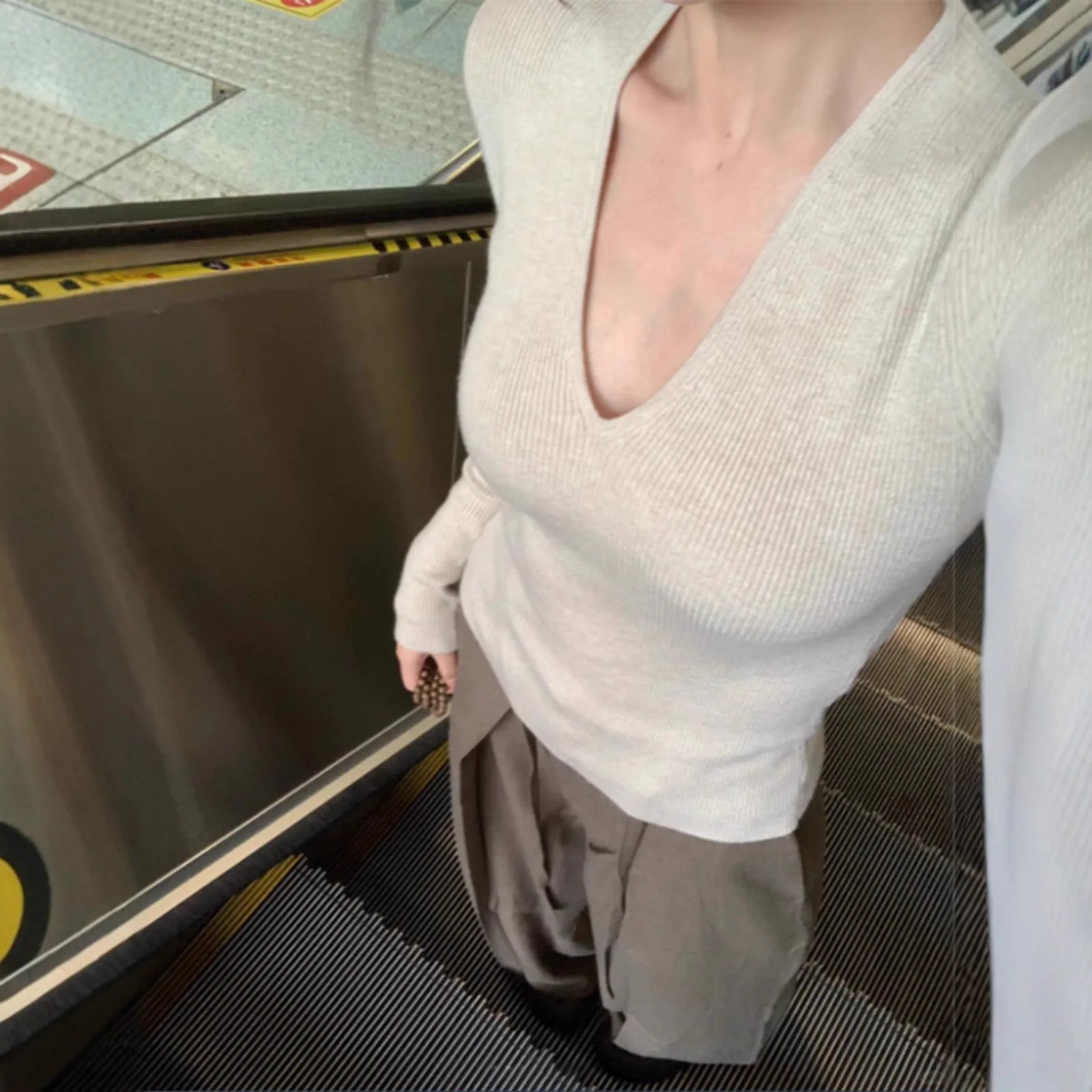 Sweter damski z dzianiny w jednolitym kolorze z dekoltem w serek na jesień i zimę 2025, nowy sweter z długim rękawem.