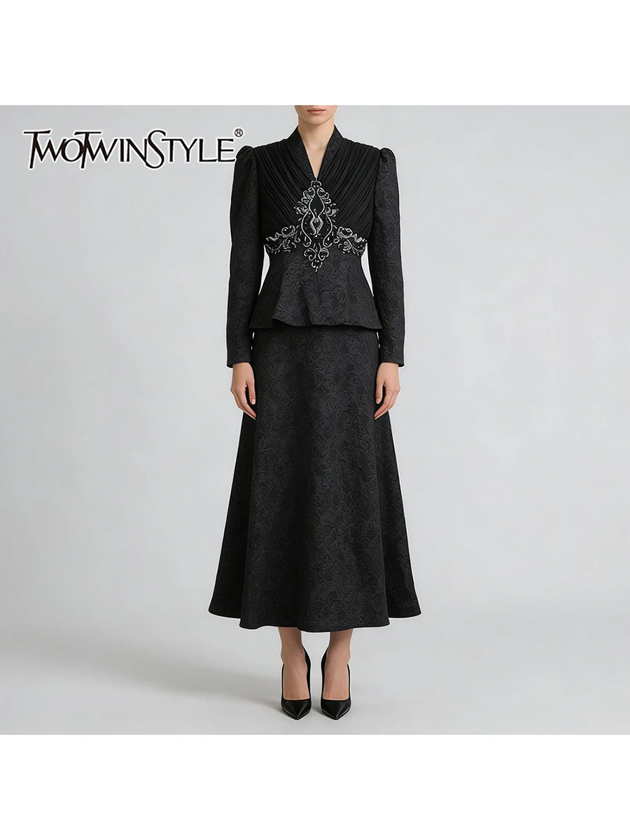 

Элегантный комплект TWOTWINSTYLE из двух предметов для женщин: туника с V-образным вырезом, длинными рукавами, декорированный бисером, и юбка с высокой талией.