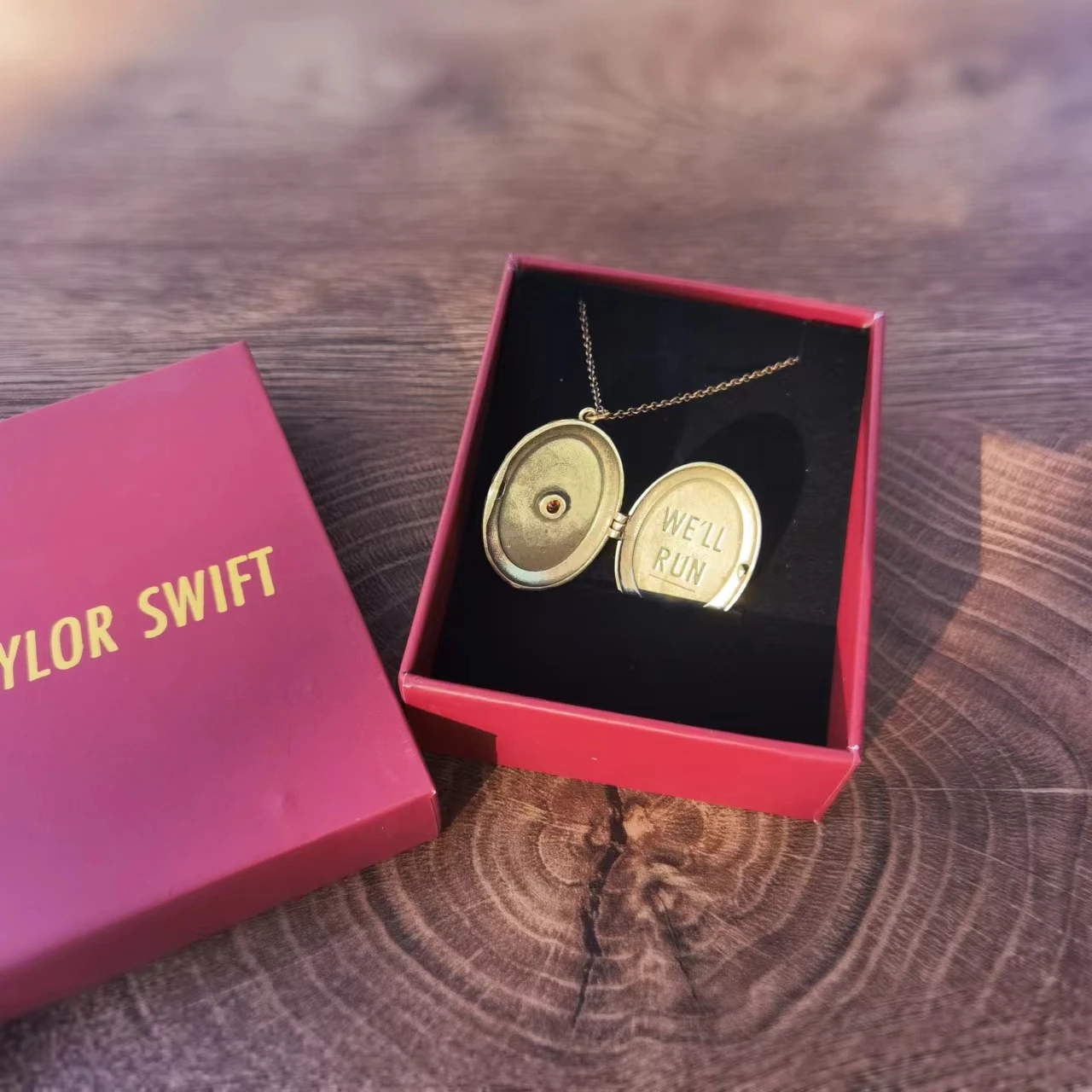 

Star Taylor Swift Same Style Surrounding All Too Well Retro Palace Carving Sweater Necklace Comes with Original Packaging