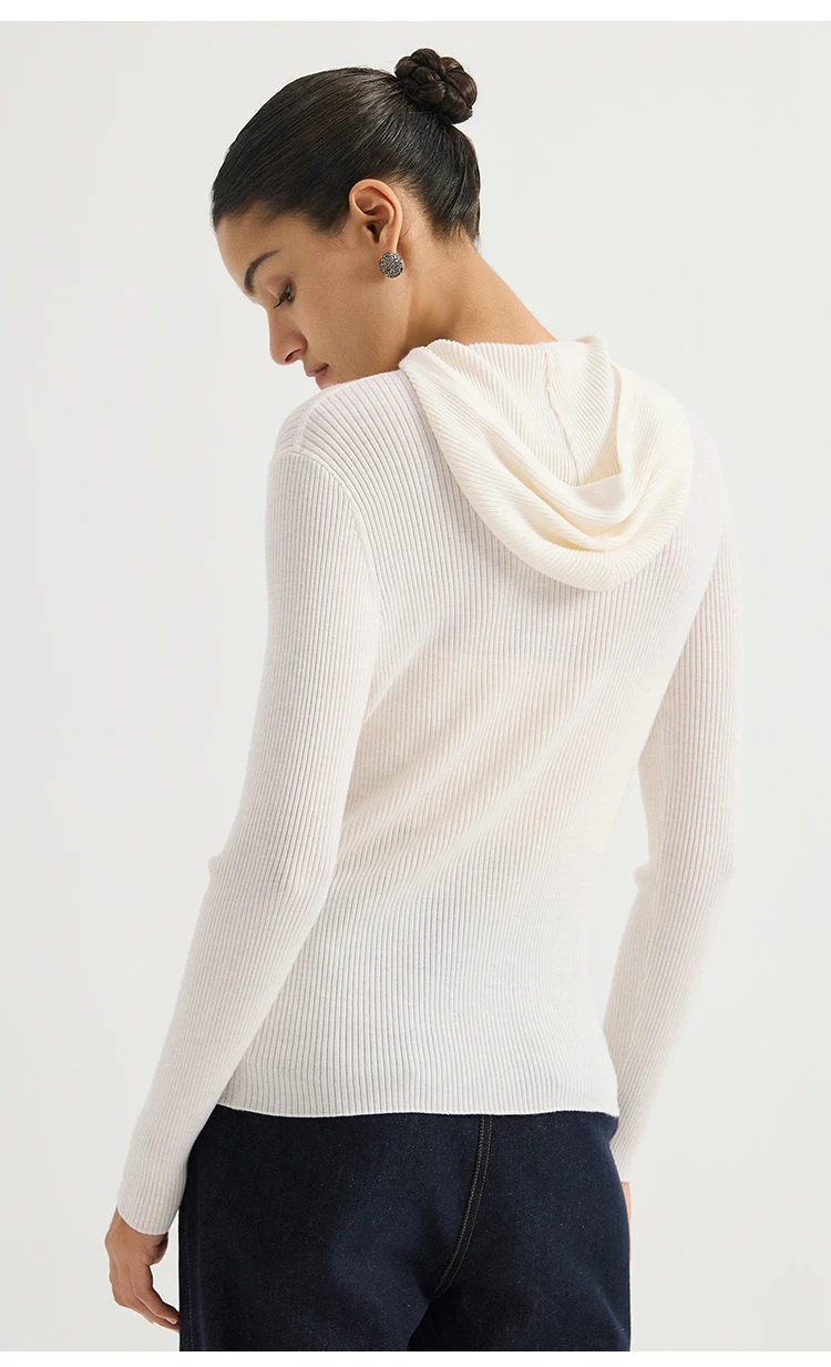BY4621718 Damen-Kapuzenpullover mit halbem Reißverschluss, 100% Wolle, breiter Rippstrick, lange Ärmel, Diamantketten-Emblem, schmale Passform, dezenter Luxus für den Herbst – Detail 6