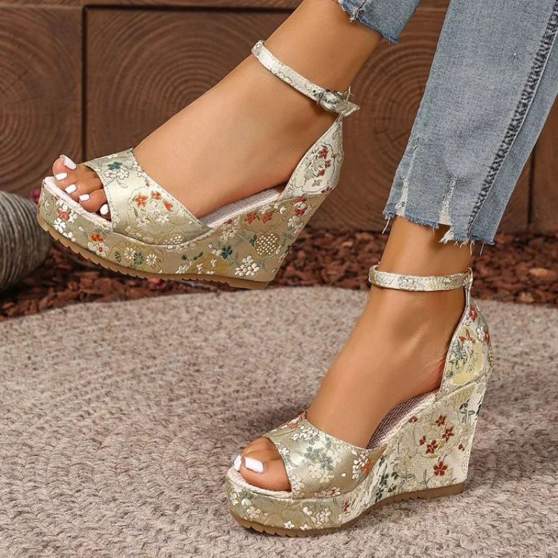 Spring and Autumn Hot Selling Open Toed Sexy Comfortable Banquet Sandals Fashion New Round Head Slope Heel Sandals for Women