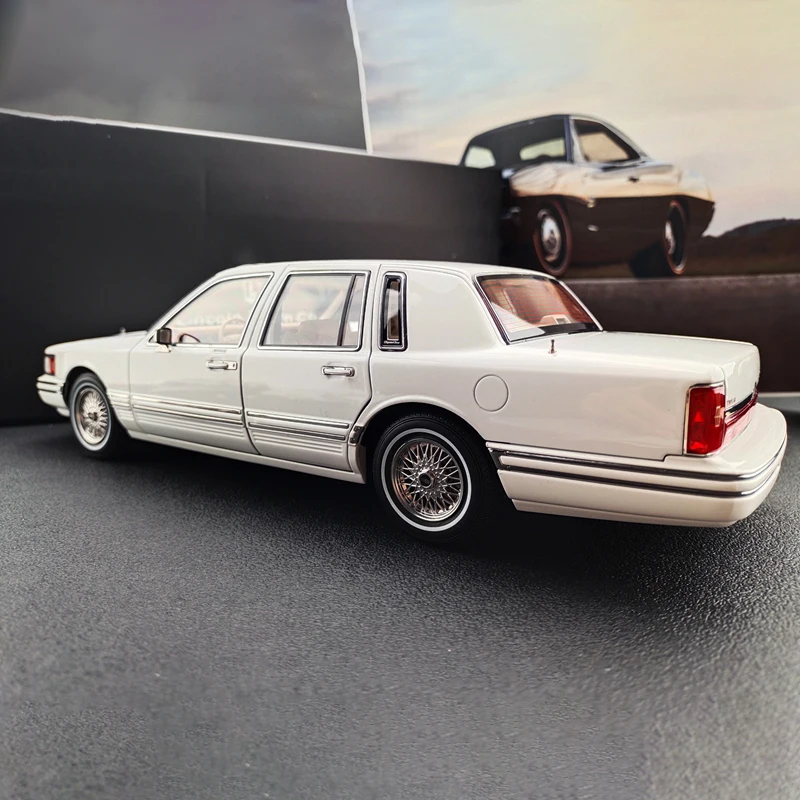 XiaoGuang Diecast Alloy 1:18 Scale Lincoln Town Limousine Cars Model Adult Toys Classics Souvenir Collection Gift Static Display