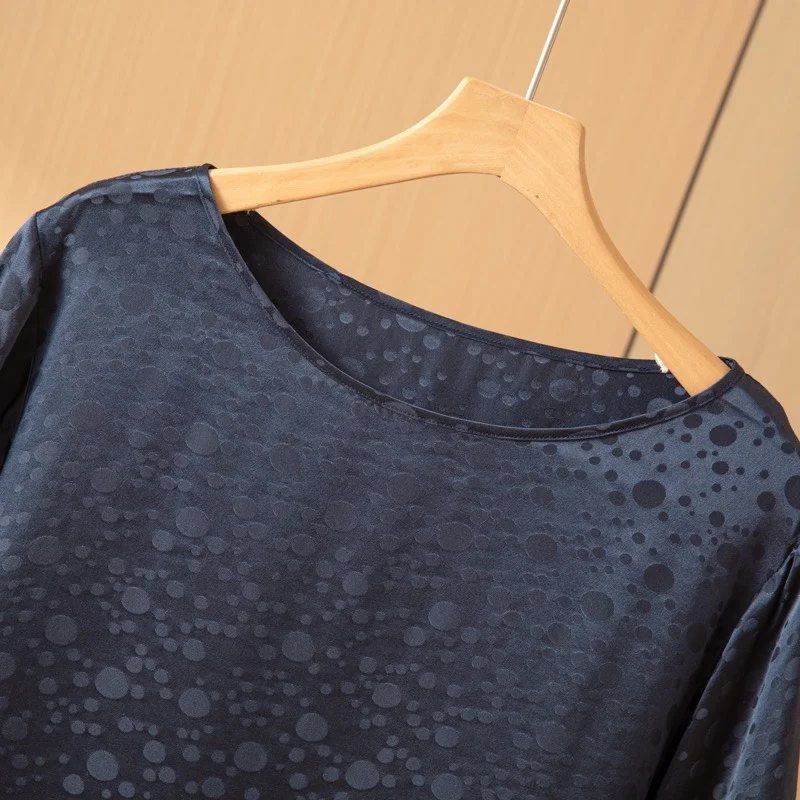 100%ผ้าไหมหม่อนผ้าไหมแจ็คการ์ดผู้หญิงเสื้อหลวมสีกรมท่าจุดรอบคอ 3/4 แขนเสื้อฤดูร้อน QQ046