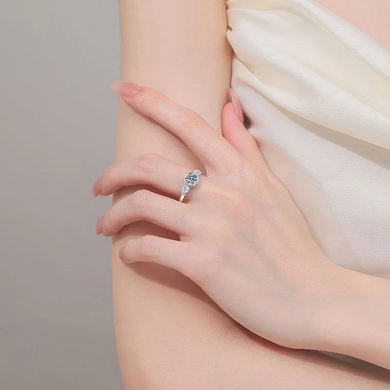 Ein schlichter, alltagstauglicher Ring aus 925er Sterlingsilber mit birnenförmigem Moissanit-Stein, unisex. – Detail 5