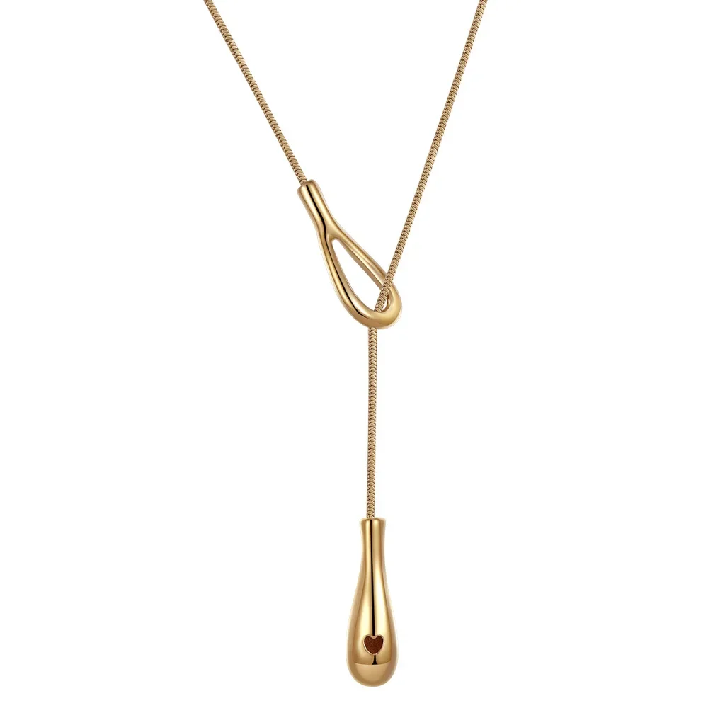 

A woman with long tears pulled out a necklace, a new high-end sweater chain, a snake bone chain