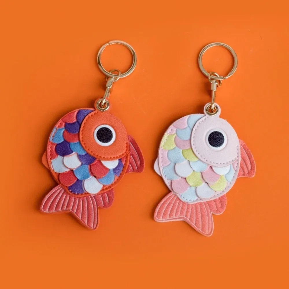 Petit cadeau : étui 3D pour carte d’accès à motif d’écailles de poisson, petit poisson, poisson rouge, étui de protection pour carte d’accès, porte-clés mignon et original, porte-clés.