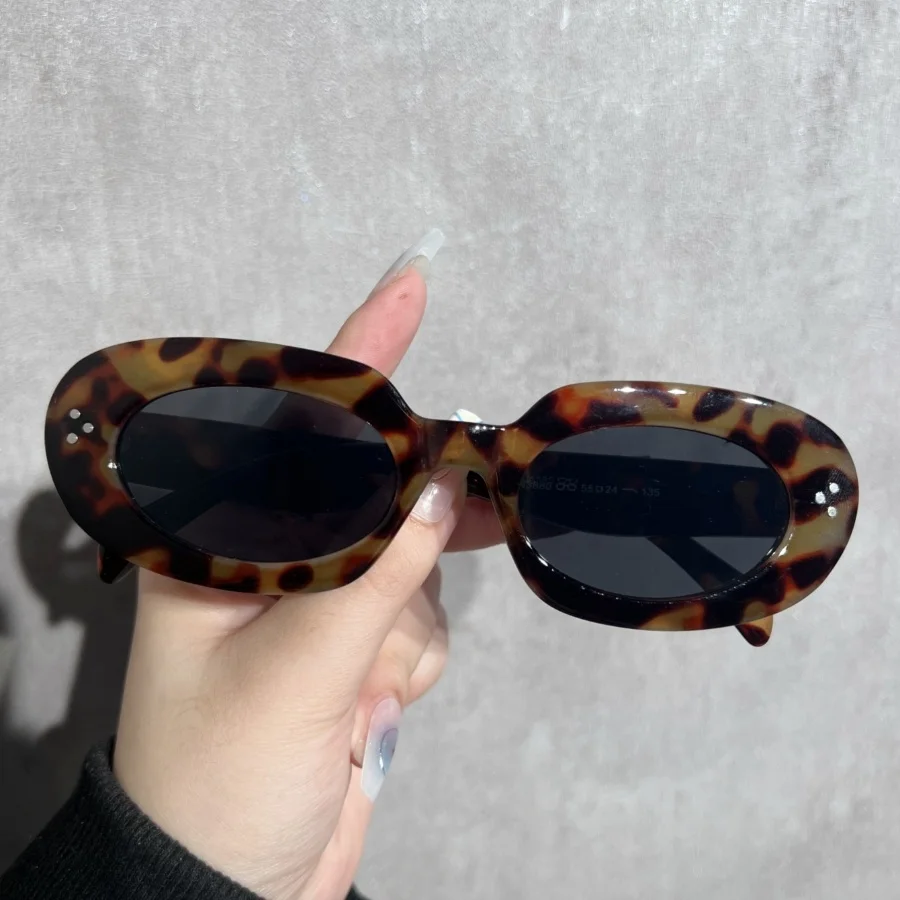 1Pc Unisex Mode Gläser Neue Universal Stil Persönlichkeit Ultra-Schmale Oval Niet Design Nische Trend Straße Fotografie Urlaub