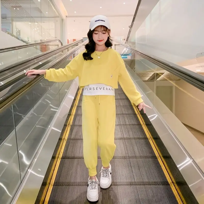 ملابس الخريف للفتيات 2025 طقم مكون من قطعتين بقلنسوة رياضية غير رسمية عصرية للأطفال لربيع وخريف