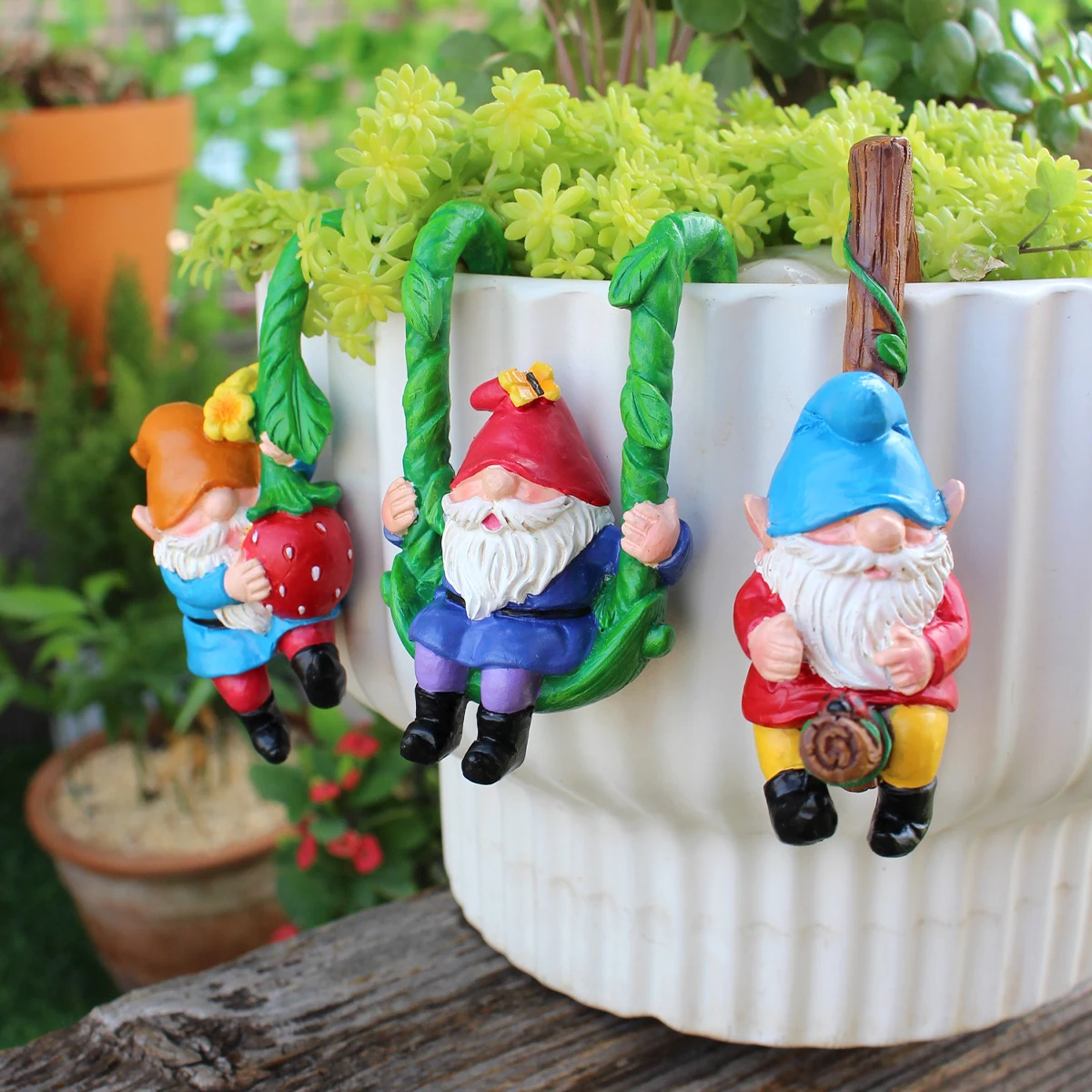 

Dwarves use vines to make swings, hanging flower pots, and pendants. Dwarves decorate for St. Patrick's Day in spring
