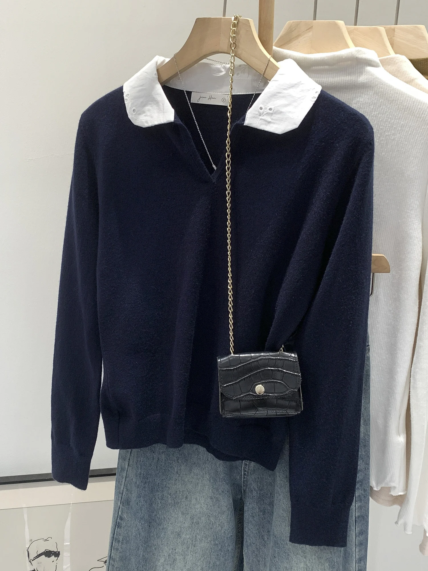 

Cobalt Blue Patchwork Collar Long Sleeve V-Neck Knitted Base Shirt Women Winter New Short Top Soft Polyester Fiber Commute Style