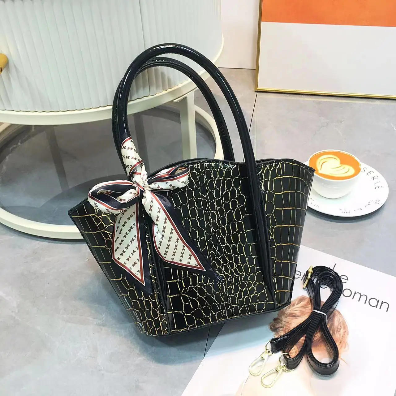 Niche crossbody crocodile pattern bucket bag for women with design tote bag cabbage basket commuting handbag bolsas para mujeres