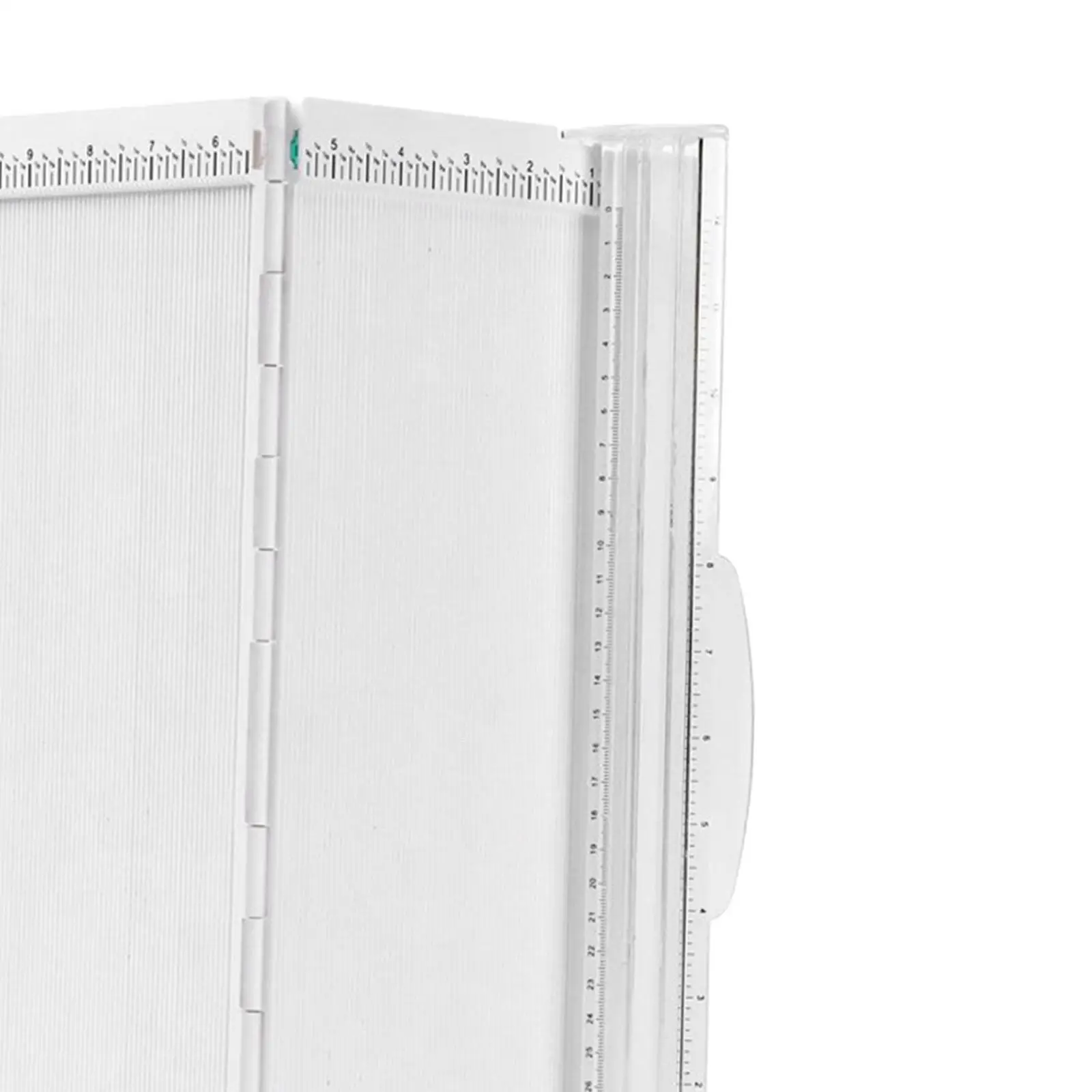 papel-a4-y-tabla-de-plegado-y-guionado-para-hacer-albumes-de-recortes