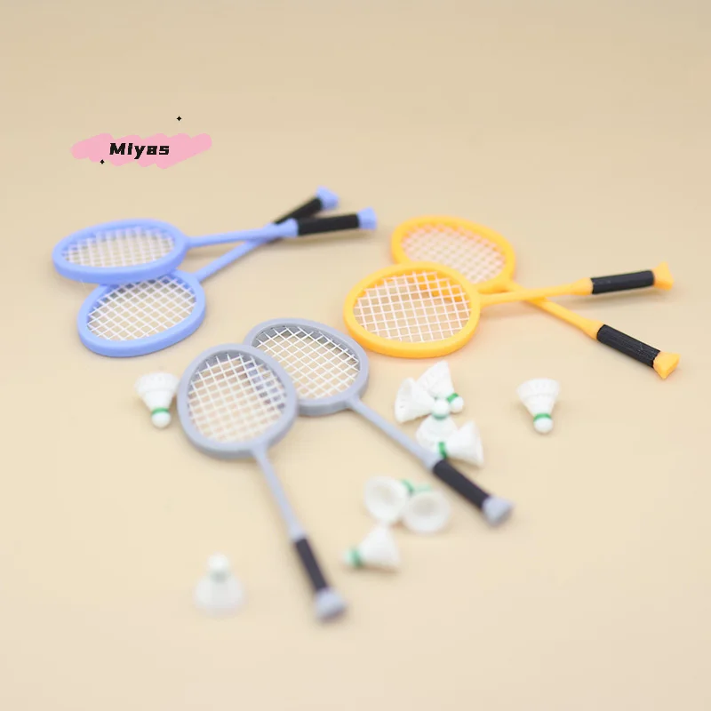 ชุดไม้แบดมินตันจิ๋ว 1 คู่ สำหรับตกแต่งฉากกีฬาในบ้านตุ๊กตาขนาด 1/12 ของเล่นจำลองสำหรับเล่นบทบาทสมมติในบ้านตุ๊กตา