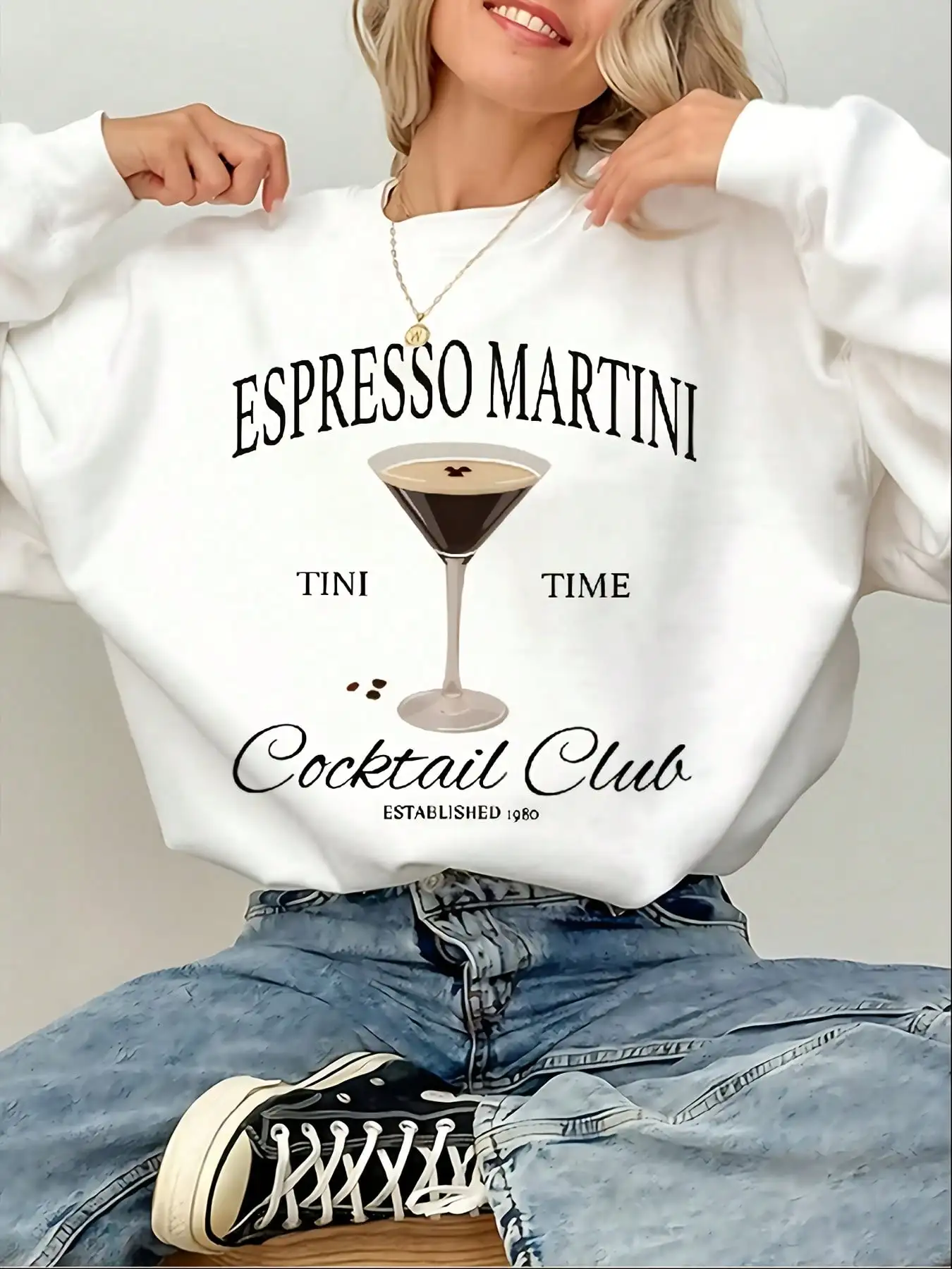 

Женская толстовка с графическим принтом Cocktail Club - с принтом Espresso Martini, свободный крой, круглый вырез горловины.