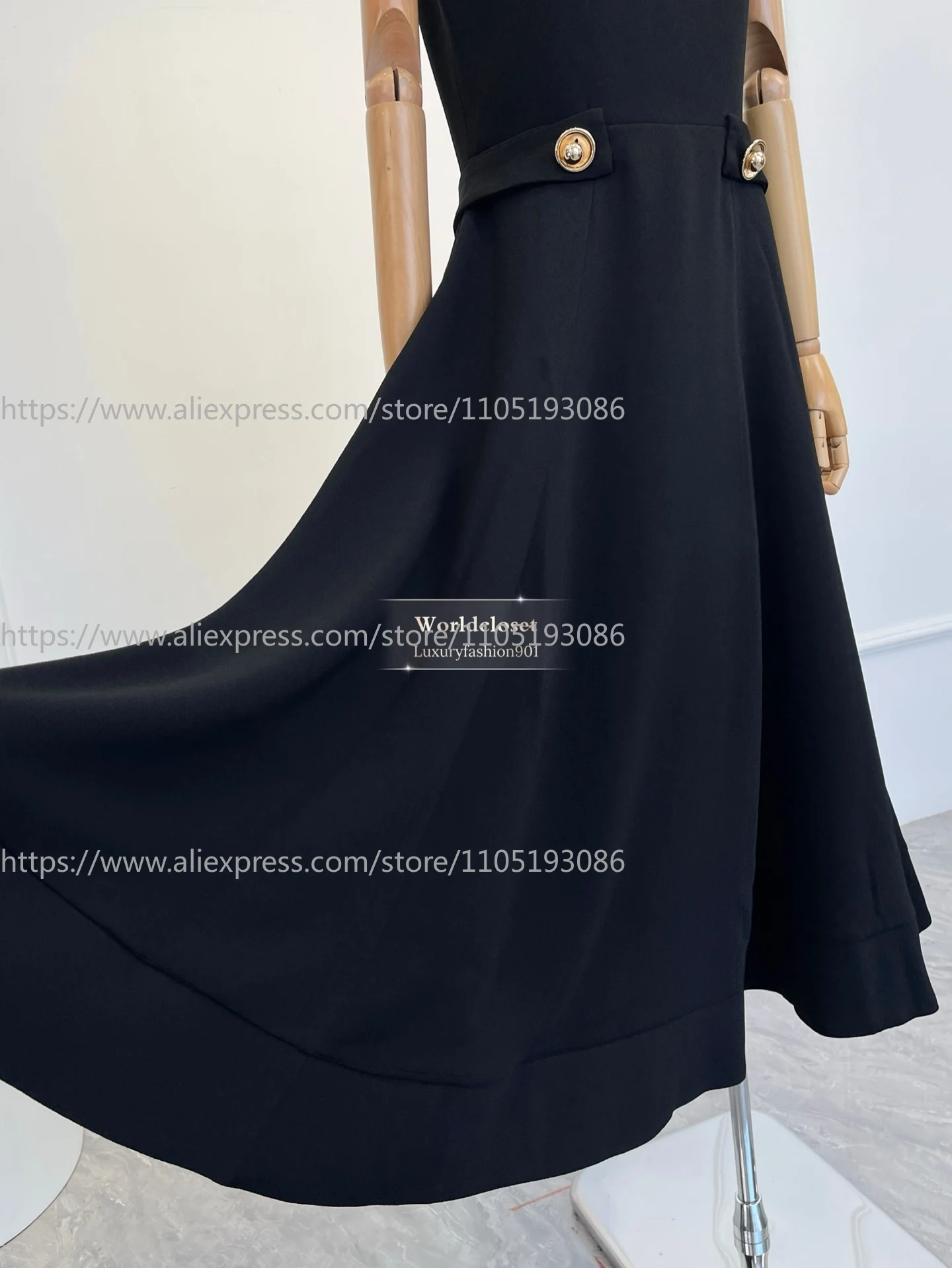 Nuovo Elegante Abito Midi Vintage da Donna 2026, Nero con Spalline Sottili, Scollo Quadrato, Cut-out, Vita Alta e Bottoni Dorati