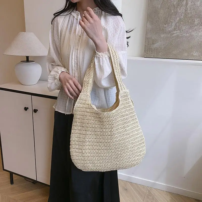 Gewebte Stroh-Schultertasche mit süßer Schleifendekoration, geräumigem Innenraum für den Sommer, den Strand, den täglichen Einkauf und den Urlaub. – Detail 4