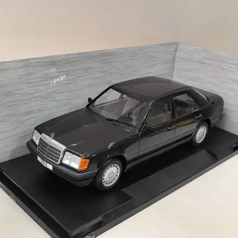 Defective Die-cast 1:18 Scale Benz W124 E300 1984 Simulation Alloy Static Car Model