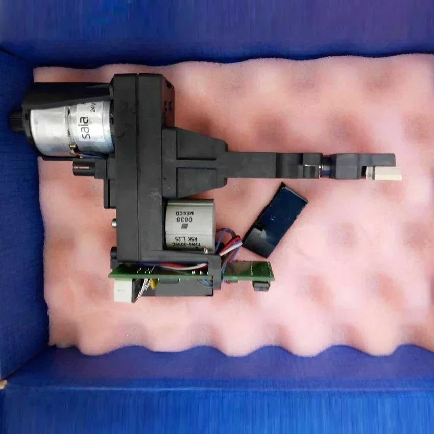 

Roland 700 New Ink Key Motor C37M810741, 8C37M35-8112, C37M123581, 8C.37M35-8112, 8C.37M35-8165 carpenter's ink marker motor