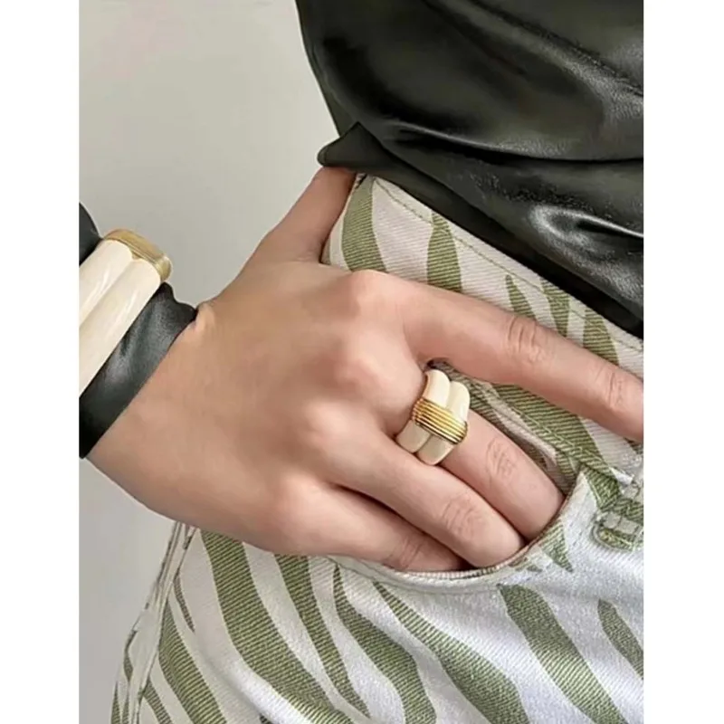 

Black/White Enamel Glazed Ridge Pattern Wide Version Exaggerated Ring Retro Drop Glazed Finger Ring