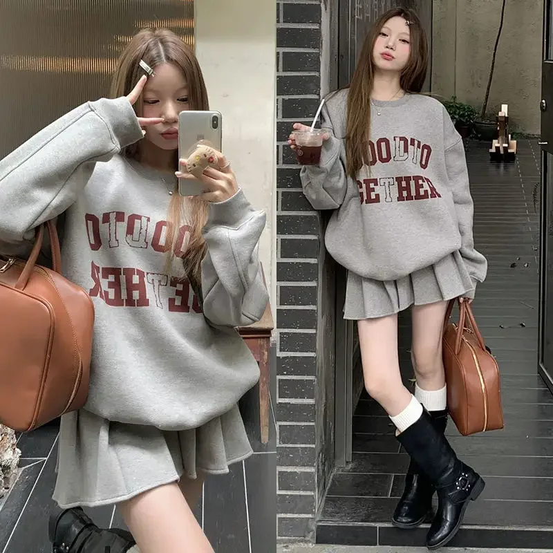 2025 NewPreppy Girl بدلة مكونة من قطعتين مع قلنسوة برقبة على شكل حرف وتنورة مطوية مكونة من قطعتين ملابس نسائية Cinjunto De Dos Piezas AA