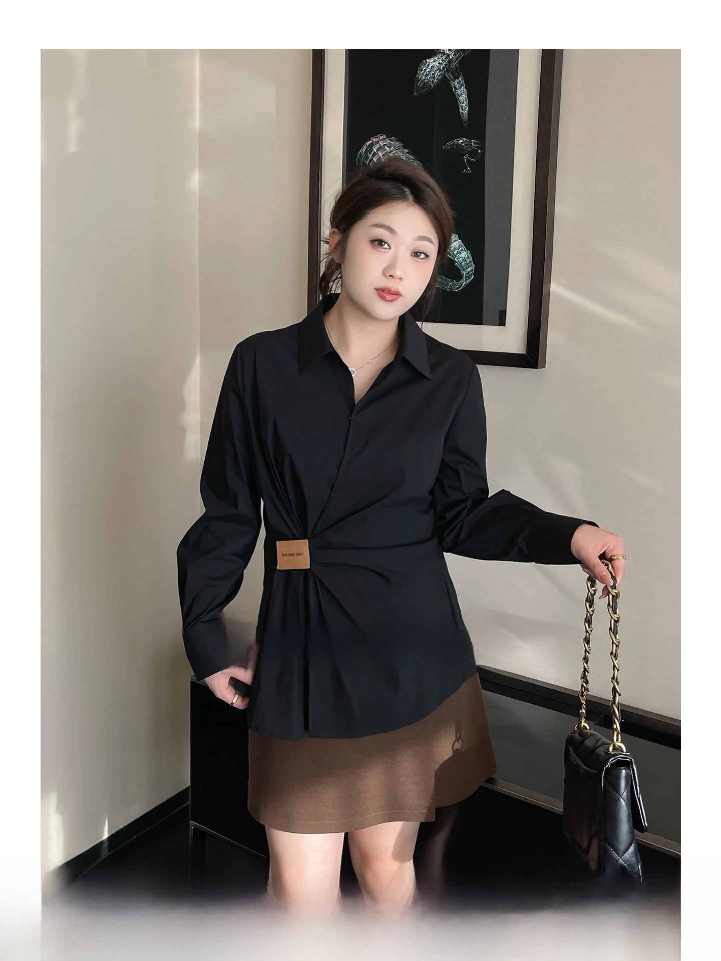 

Женская рубашка больших размеров, приталенного кроя, в повседневном стиле, с цветными вставками, кожаной нашивкой, плиссировкой на талии, удобная, с длинными рукавами, на пуговицах.