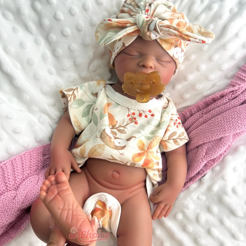 20-calowa lalka reborn z otwartymi ustami, ciemną skórą, realistyczna, ruchoma, silikonowa, ręcznie robiona, obciążona, elastyczna lalka do sesji zdjęciowych w studio.