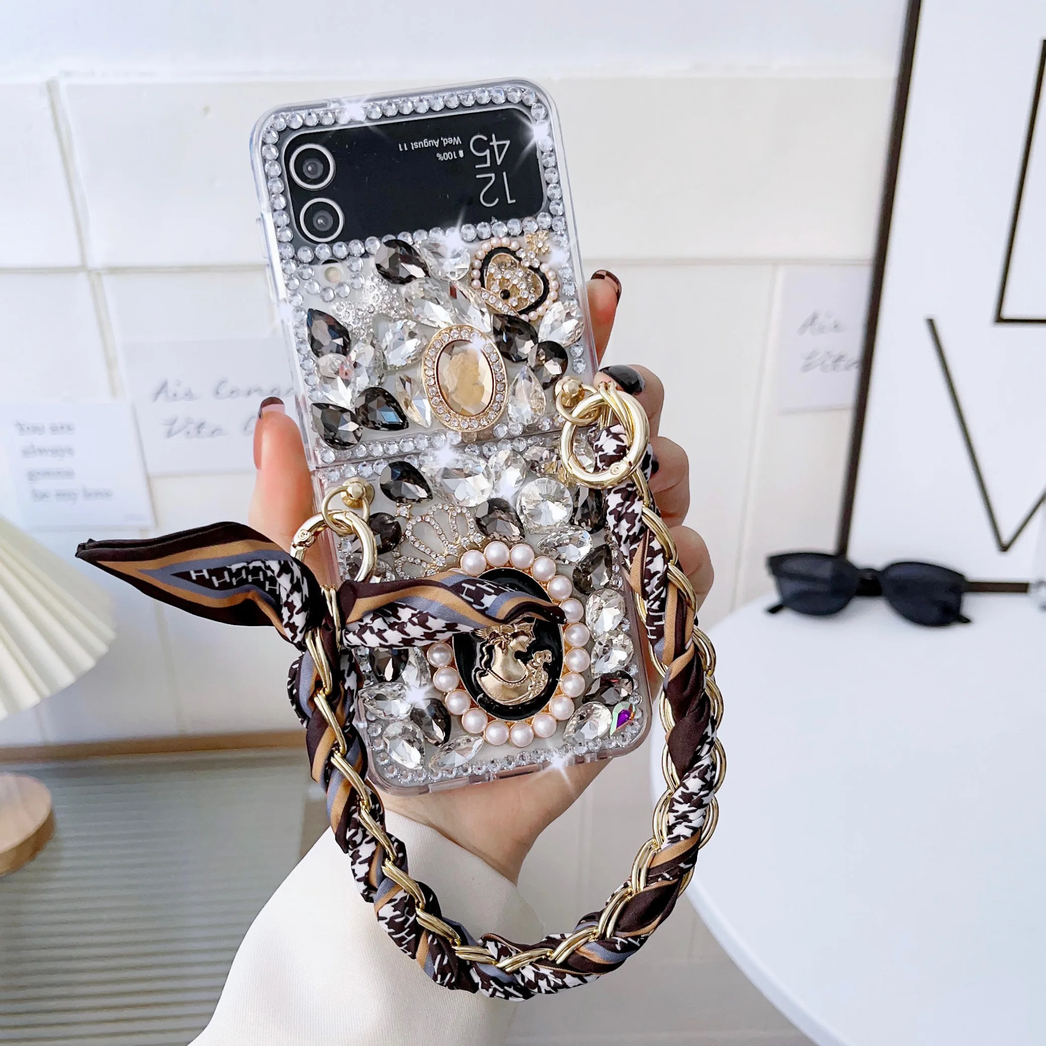 

Luxury Bling Crystals Pearl Portrait Phone Case For Samsung Z Flip 5 4 3 Diamonds Crown PC With Chain Silk Scarves Galaxy Covers