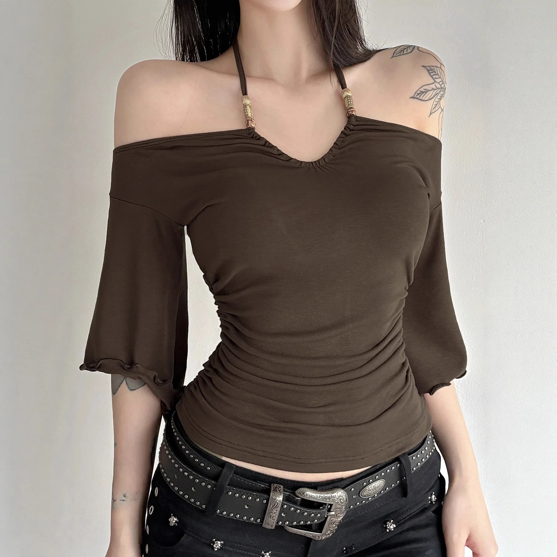 スリムフィットビーズ付き肩掛けTシャツ レトロなスリムフィットバットウィングスリーブニット生地 薄手サマーTシャツ