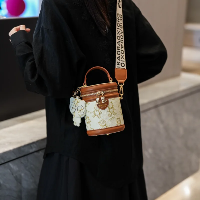 

Elegant Quilted Shoulder Bag for Women, 2025 Trendy Sling Bag, Retro PU Leather Crossbody Purse with Metal Chain for Casual Look