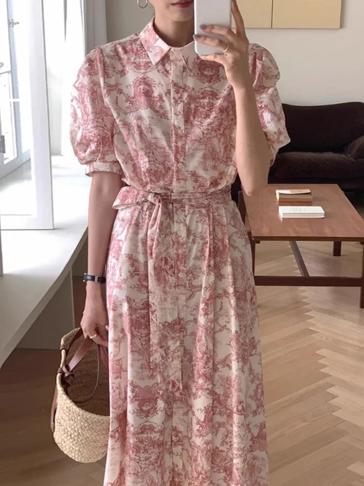 Sukienka damska w stylu retro z nadrukiem tuszem, letnia, z kołnierzykiem, wiązana w talii i z krótkim rękawem.