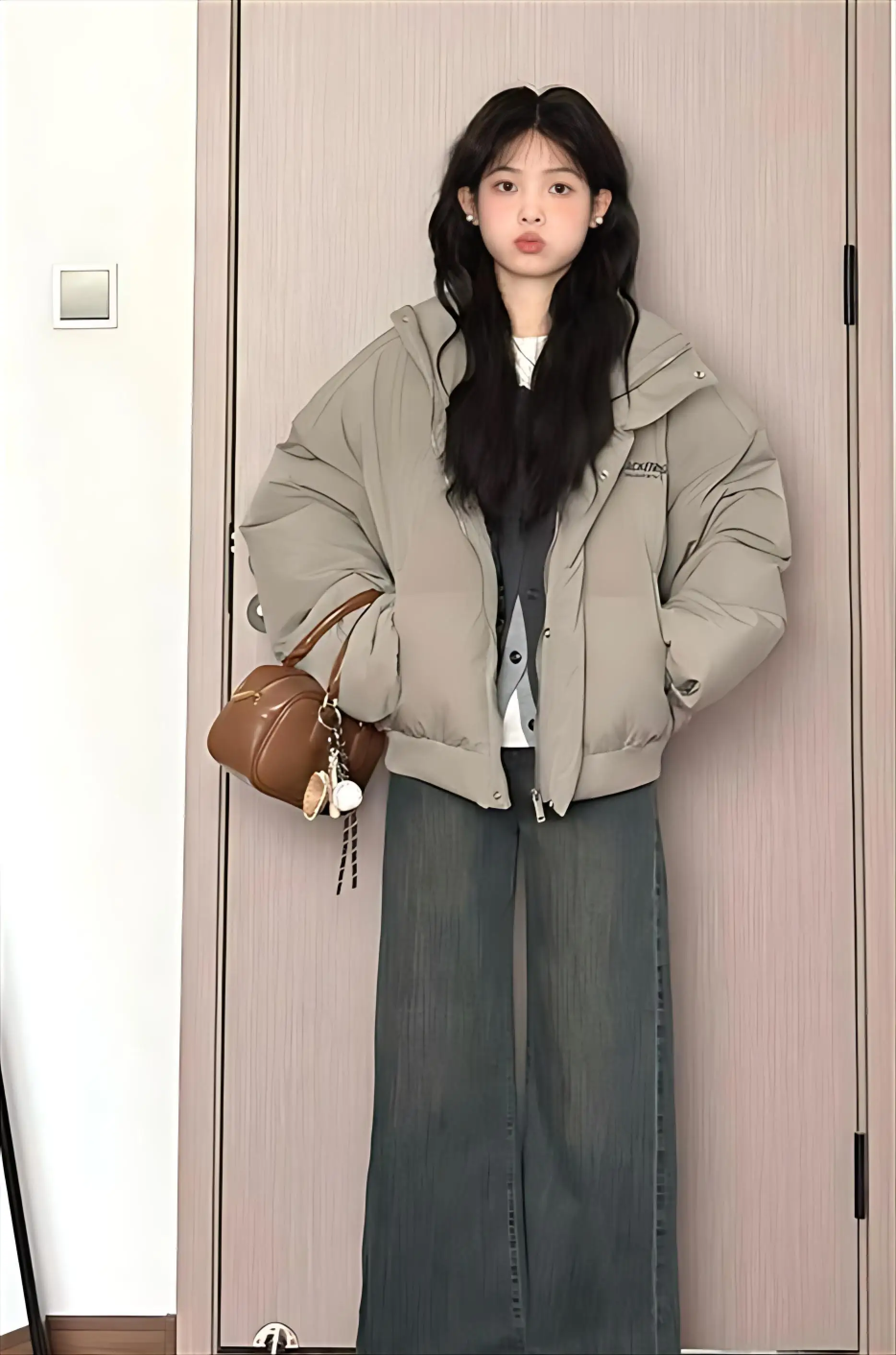 

Пуховик-парка оверсайз женский с вырезом-лодочкой, широким горизонтальным разрезом, удлиненным боковым воротником, увеличенным размером