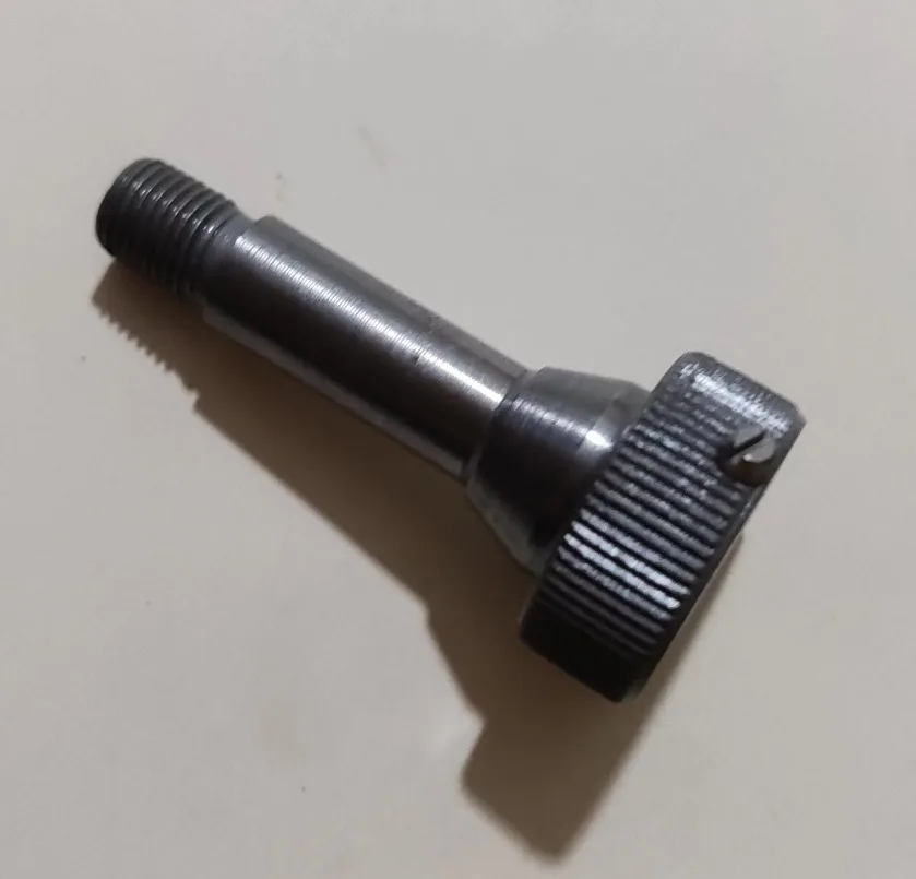 

Держатель для резьбонарезной втулки, используемый в токарном станке C6104 для часов и часовых механизмов.