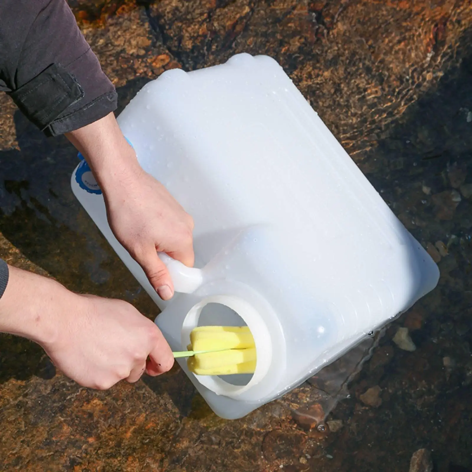 Outdoor Water Container PE Bucket with Faucet 15L Storage Tank for Camping Travel and Household Backup