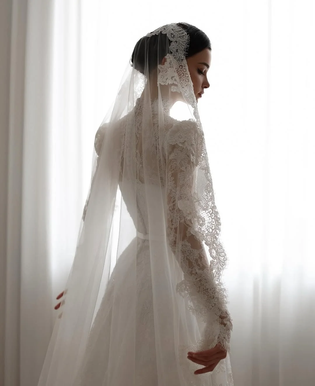 맞춤 제작된 흰색 레이스 클래식 웨딩드레스, 우아한 분위기의 몽환적인 지퍼 백 브라이덜 가운, 긴 소매와 하이 칼라 드레스