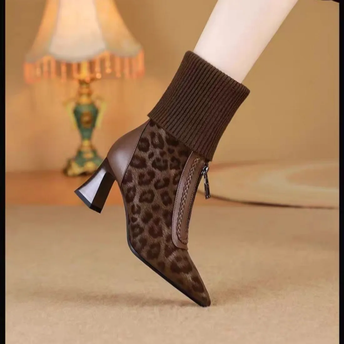 

2023 осенне-зимние женские ботильоны на высоком каблуке с леопардовым принтом, новые зимние ботинки челси на тонком каблуке с острым носком для обуви, платья