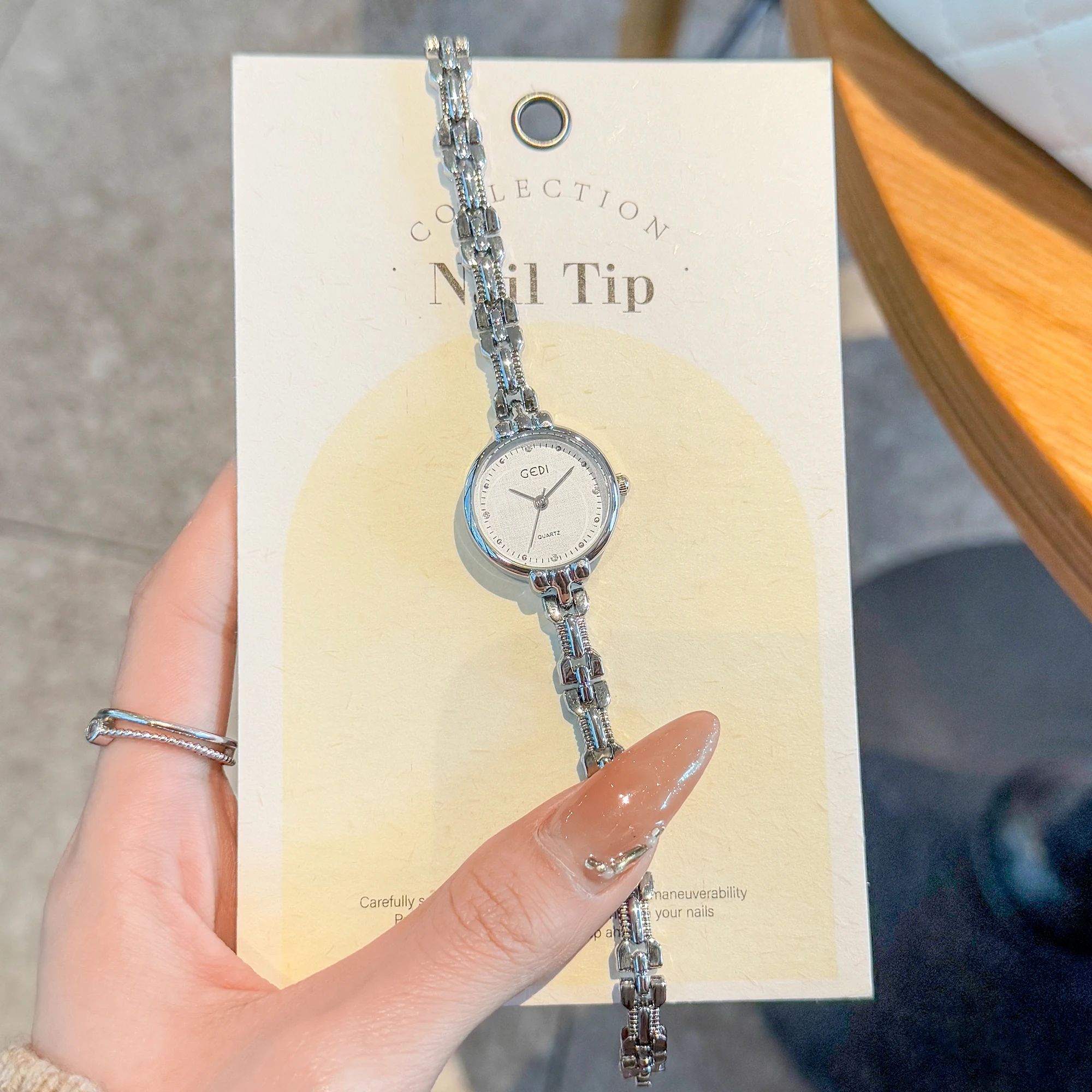 

Women's Watch: Petite, Exquisite, Light Luxury Small Round Watch 2025 New Model Small Dial Quartz Watch Women's Accessories