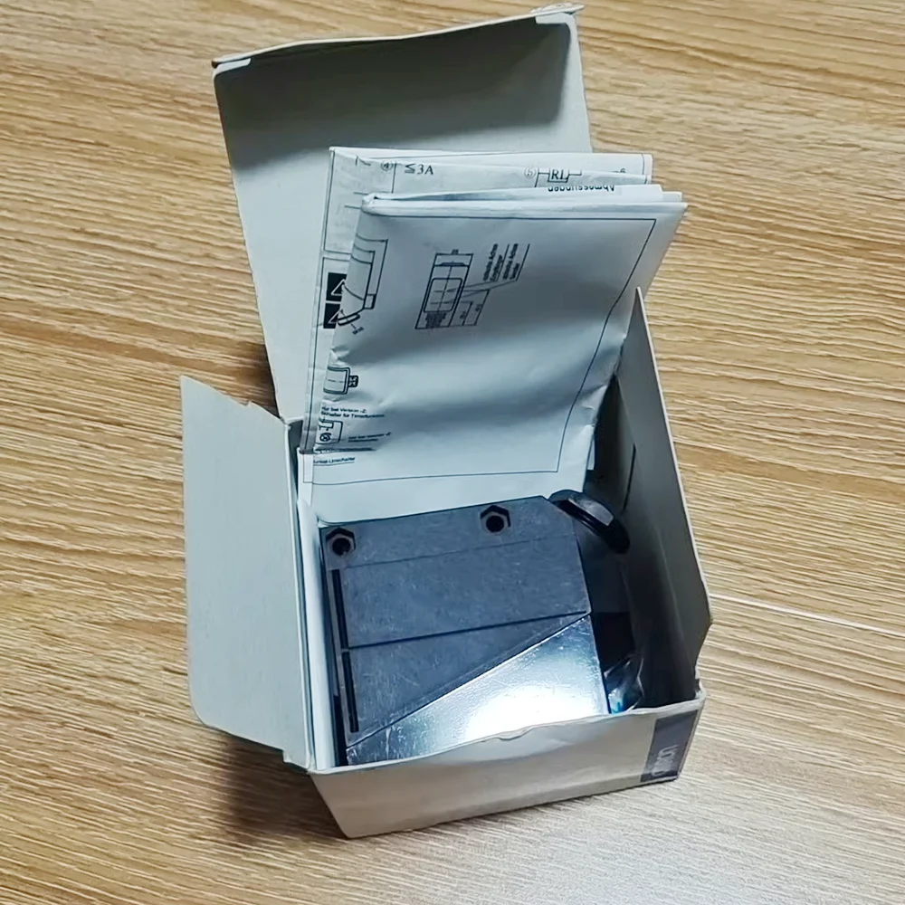 Photoelectric Switch Sensor E3JM-R4M4T