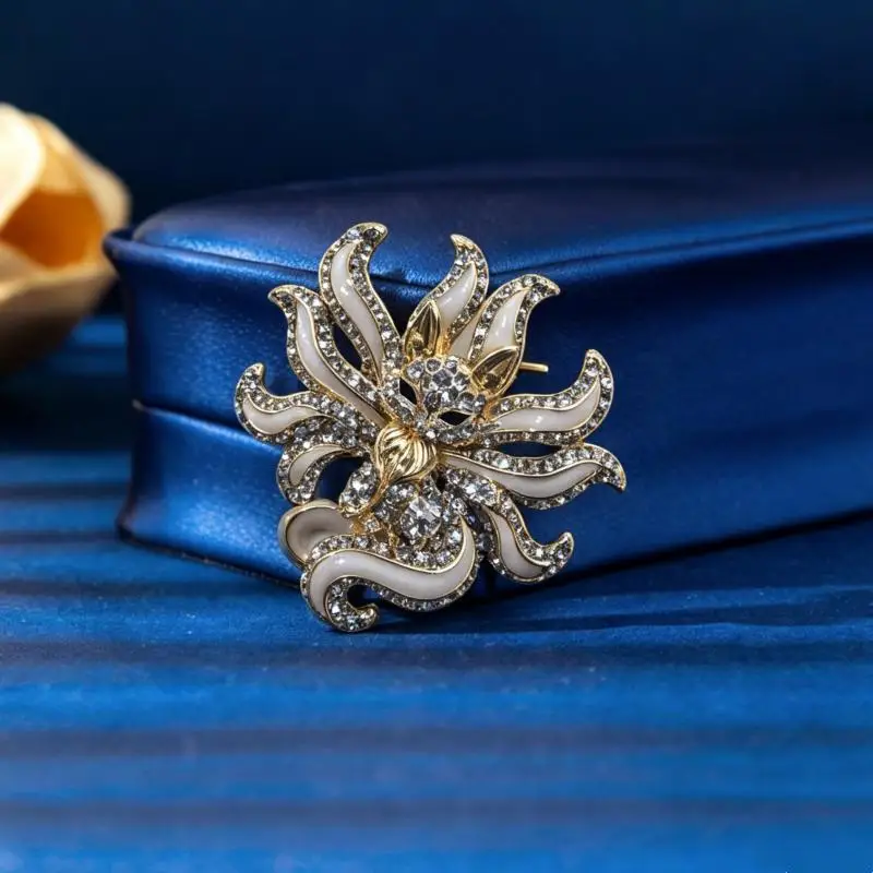 § Fashion Cartoon Rhinestone 9-Tails Fox Brooches For Women Animal Party Causal Brooch Pins Gifts