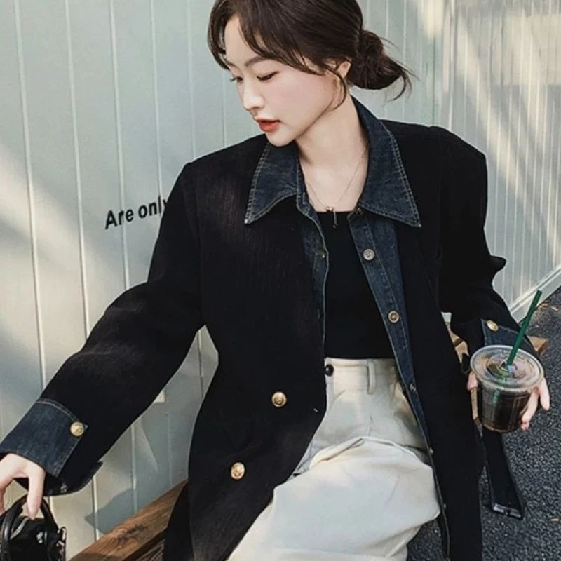 سترة نسائية قصيرة سوداء لخريف وشتاء 2025 على الطراز الكوري سترة فضفاضة من قماش الدنيم مُزينة بقطع القماش عالية الجودة